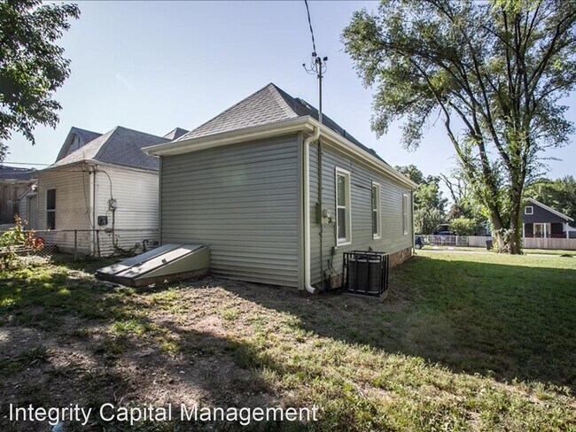 Building Photo - 2 br, 2 bath House - 4430 E 10th St