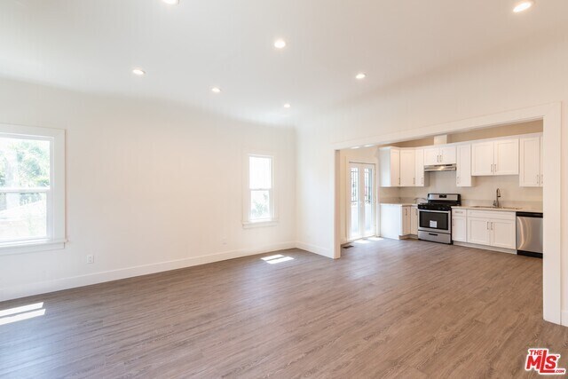 Building Photo - 157 N Kenmore Ave