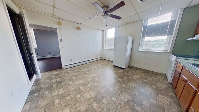 Building Photo - 2nd floor Apartment