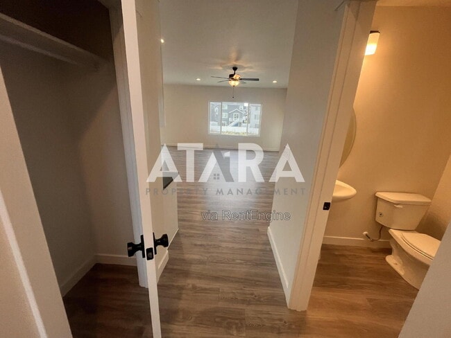 Foto del edificio - 4223 E Ctr Pt St