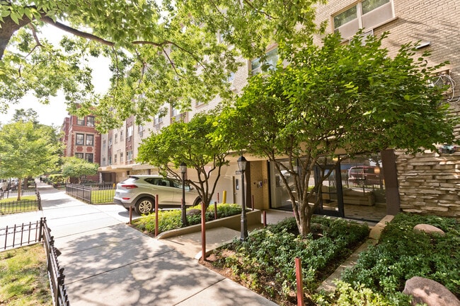 Building Photo - 420 W Aldine Ave