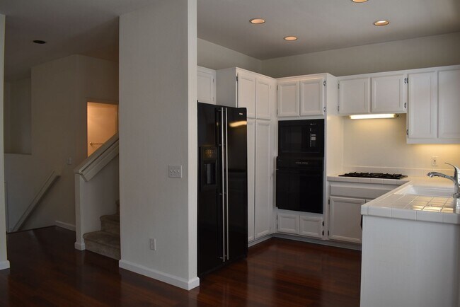 Foto del edificio - 2 Bed/ 2.5 Bath- Dual Master Townhome in U...