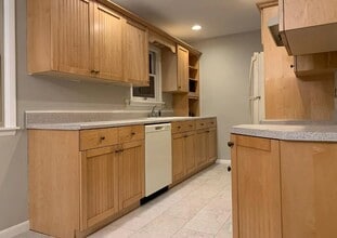 Building Photo - 402 N Division St