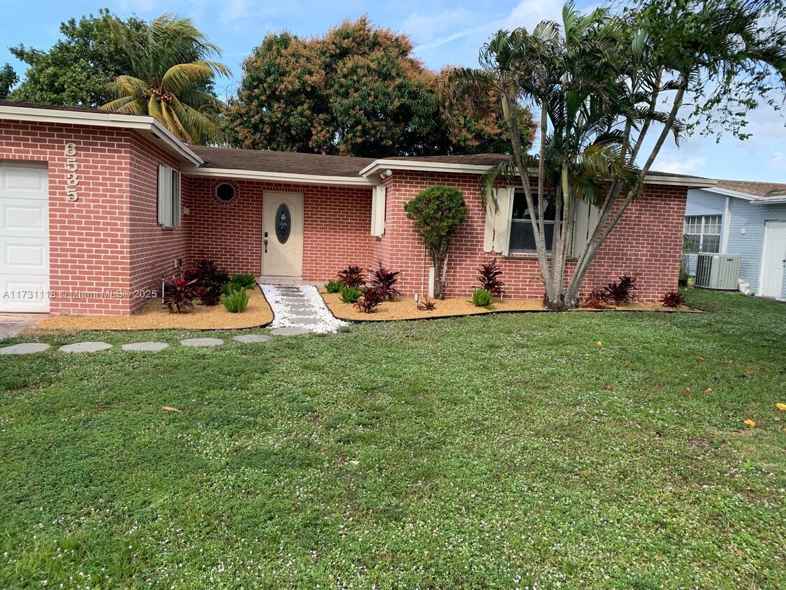 Foto principal - 6535 SW 8th Pl