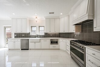 Building Photo - 207 Victoria Way Building Photo - 207 Victoria Way