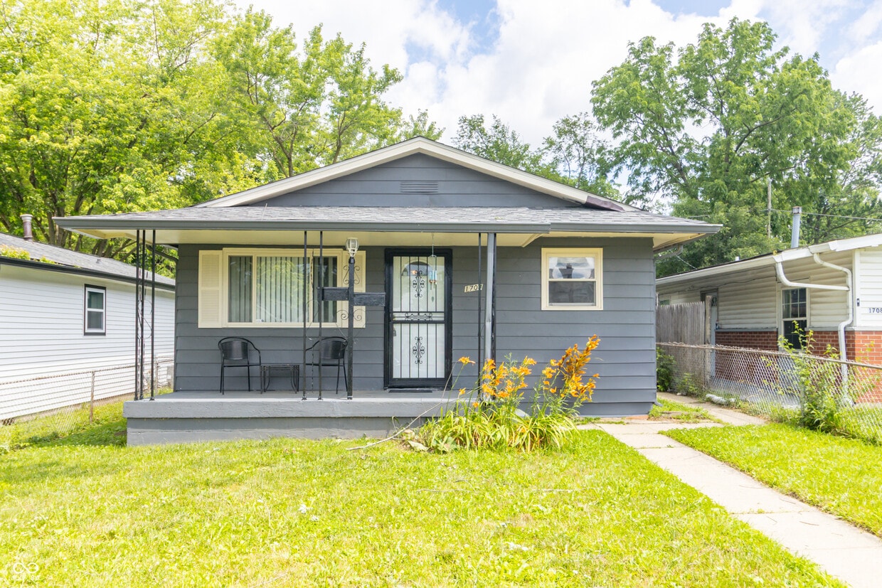 Primary Photo - 1704 Nelson Ave