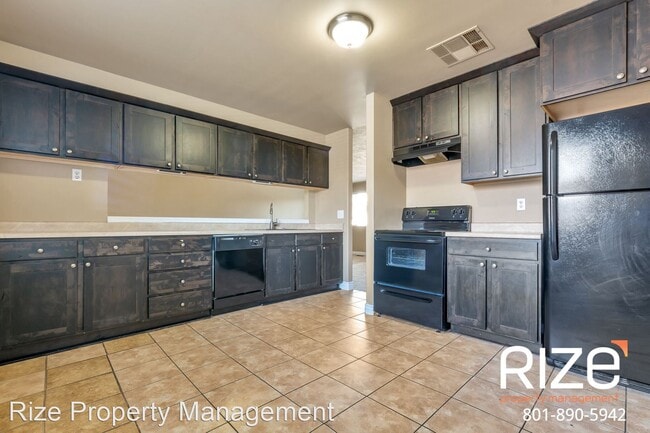 Building Photo - 5 br, 3 bath House - 556 N New Star Dr