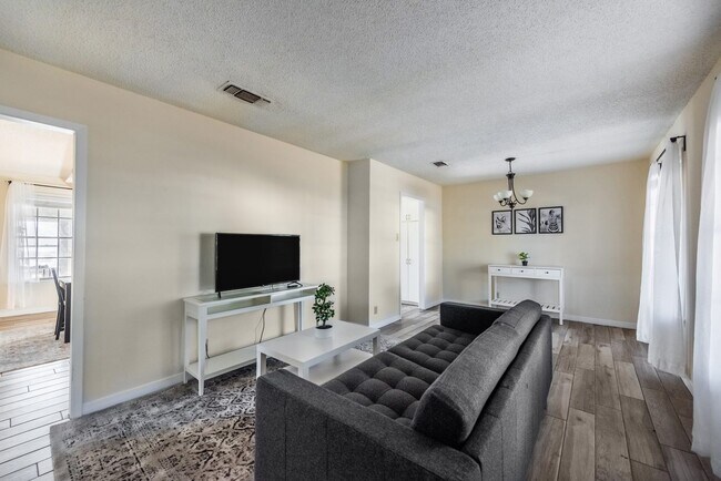 Building Photo - ROOM ONLY in 4-bed/3.0-bath Home