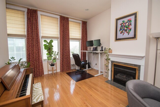 Foto del edificio - 323 W 5th St