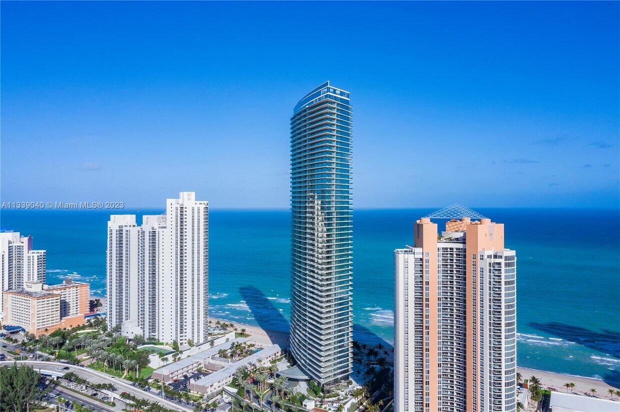 Foto principal - 18975 Collins Ave