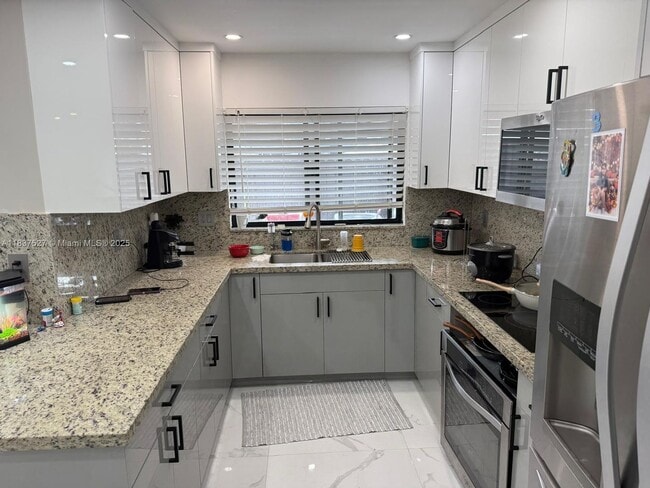 Foto del edificio - 6512 Kendale Lakes Dr