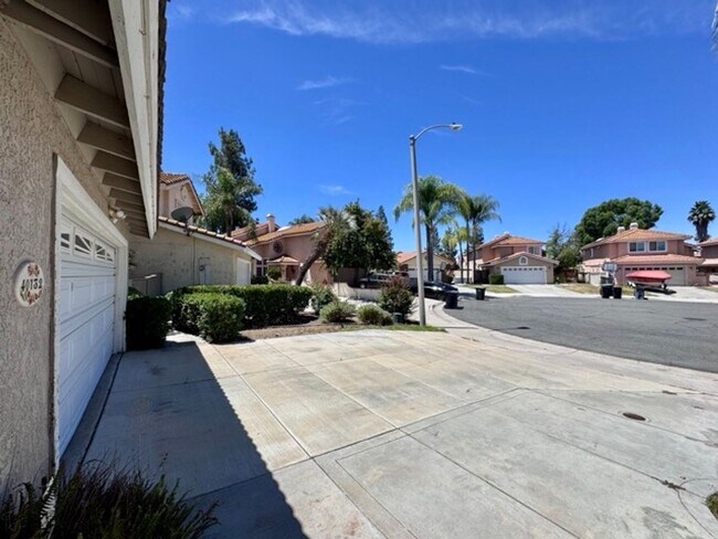 Foto del edificio - Spacious 4 Bedroom Home with Expansive Bac...