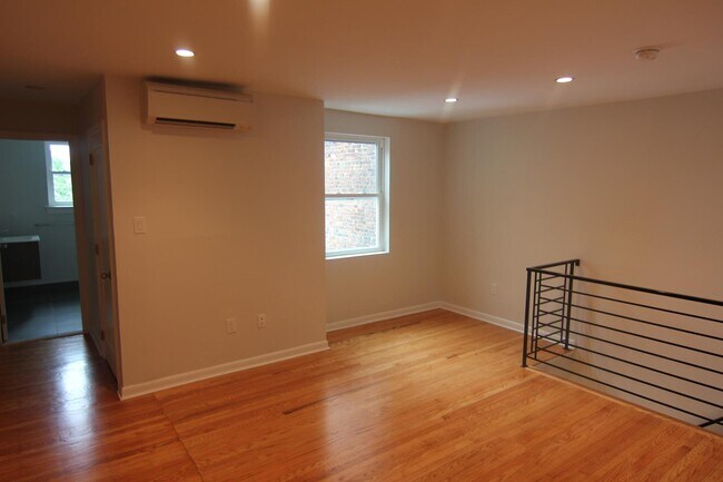 Building Photo - 330 S 15th St