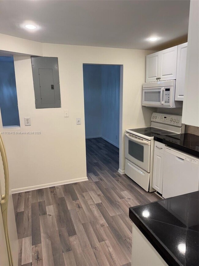 Foto del edificio - 3100 Riverside Dr