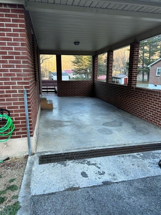 Building Photo - Charming 3 bedroom 1 bath in Pembroke VA