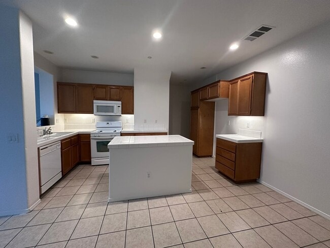 Building Photo - Beautiful 3bd/2.5 ba condo in Moreno Valle...