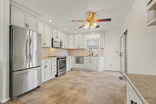 Building Photo - Yvonne