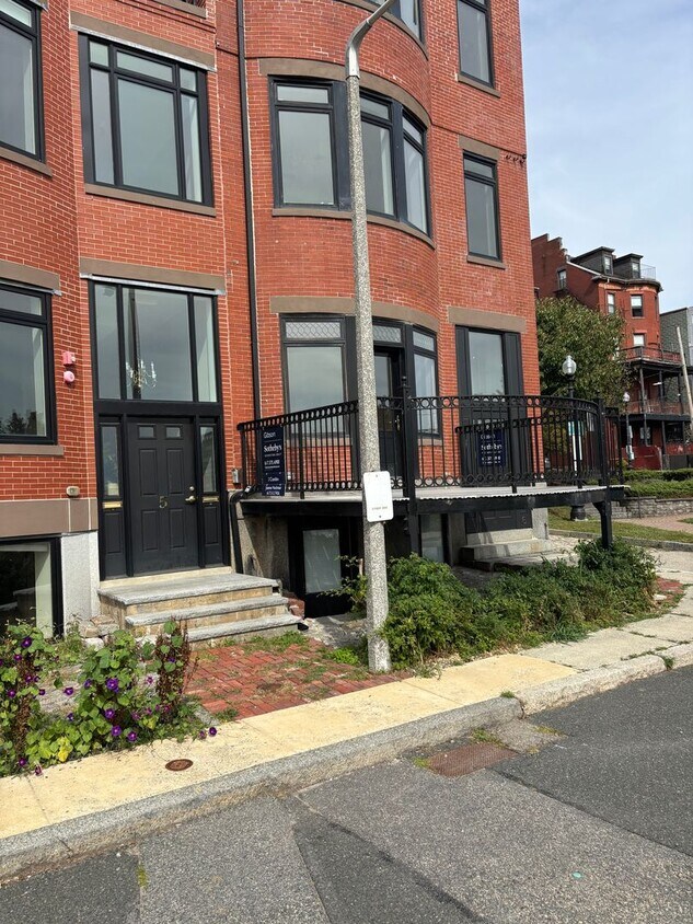 Building Photo - Jeffries Point Luxury Townhouse w/Spectacu...