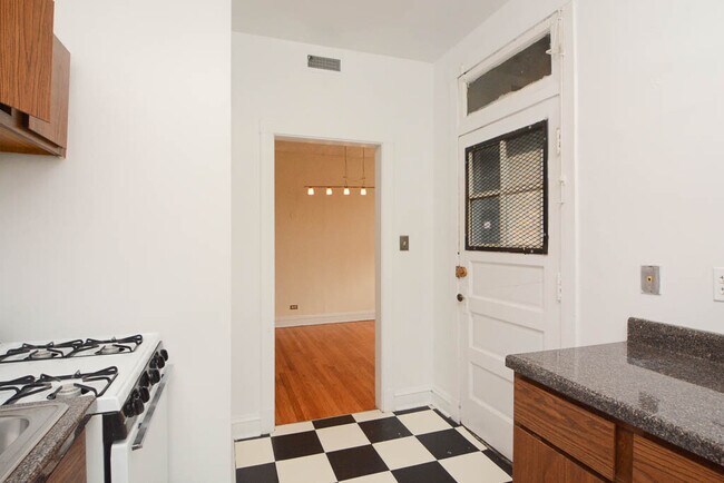 Foto del edificio - 3521 S Racine Ave