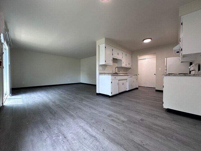 Building Photo - Noble Estates ||