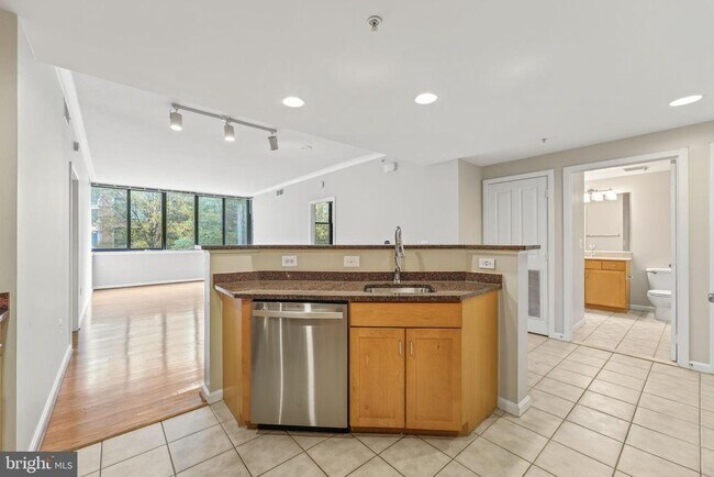 Foto del edificio - 2220 Fairfax Dr