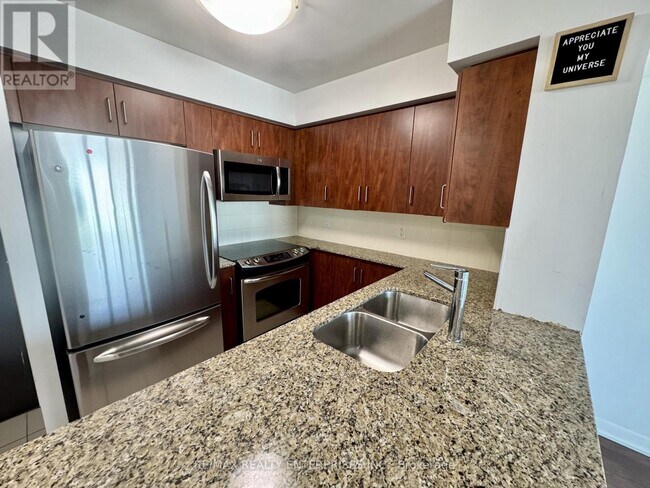 Photo du bâtiment - 215 Sherway Gardens Rd