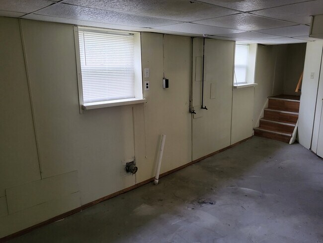 Foto del edificio - 3 bedroom raised Ranch in Center Township ~