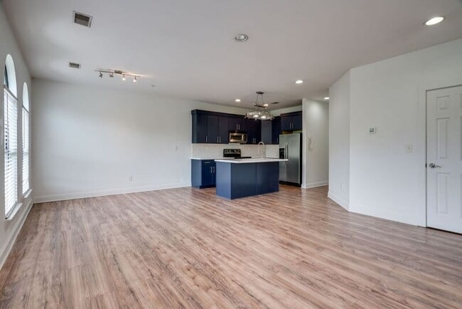 Building Photo - 760 Wedgewood Park