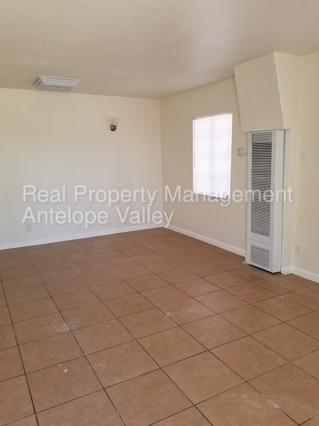 Building Photo - Cute 1 bed, bonus room, 1 bath in Rosamond