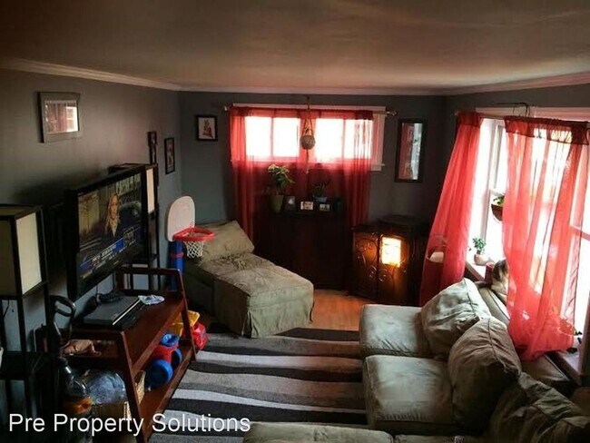 Foto del edificio - 3 br, 1.5 bath House - 10 Newton Avenue