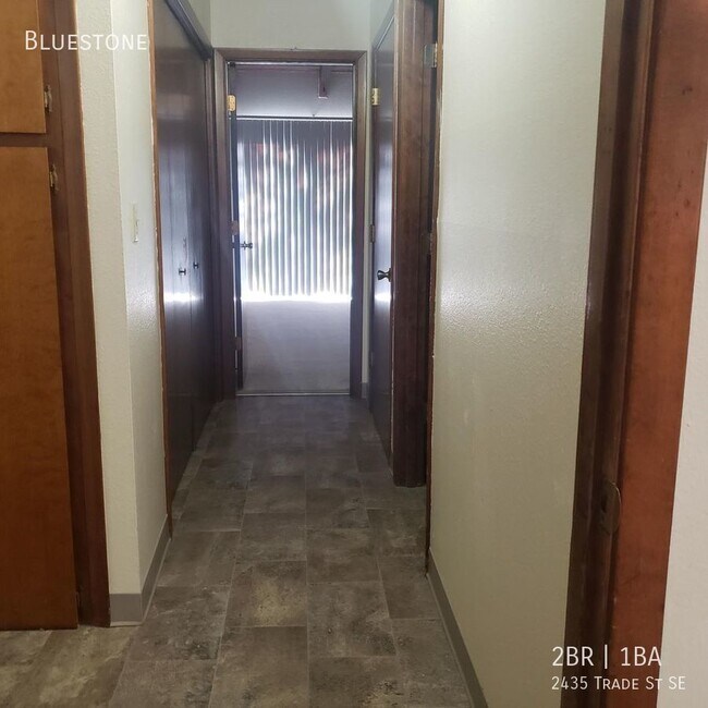 Building Photo - 2 Bedroom with Vaulted Ceilings, Back Pati...