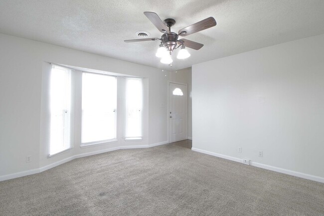 Building Photo - 606 Artic Ave