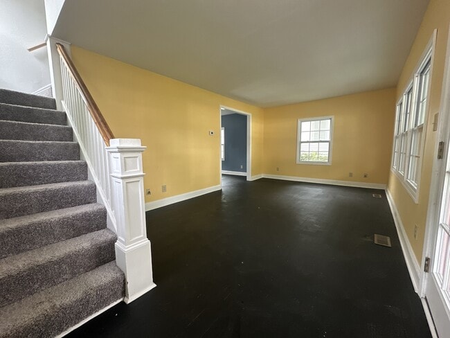 Building Photo - 275 Goodview Ave