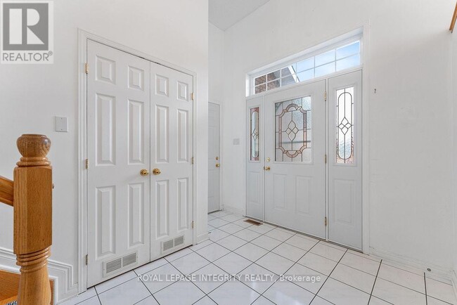 Building Photo - 81 Lloydalex Crescent