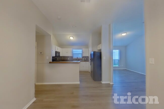 Building Photo - 10525 Flamewood Dr