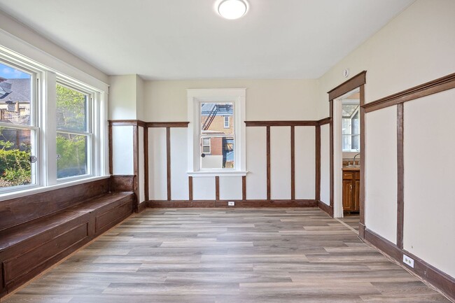 Building Photo - Evanston- Charming 3 bedroom 1 Bath