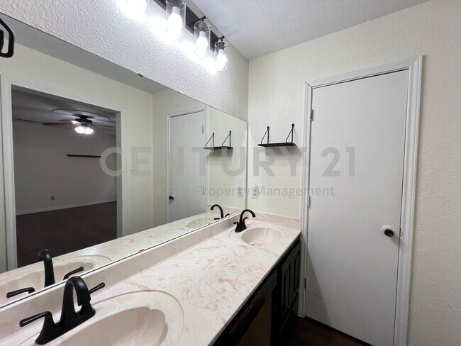 Foto del edificio - Beautiful 3/2/2 Home in Desirable Birdvill...