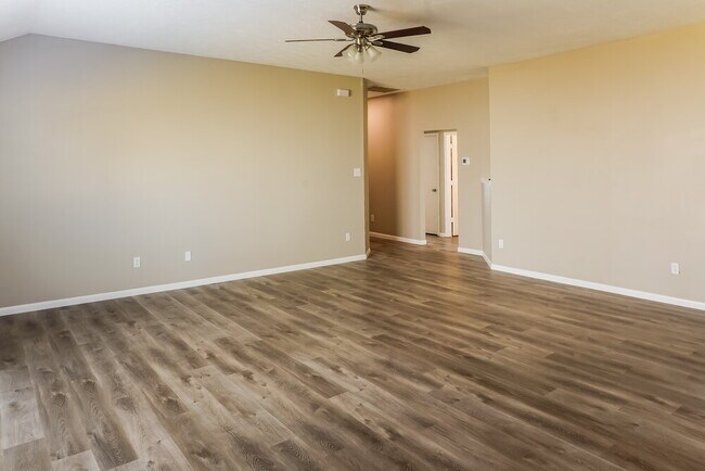 Foto del edificio - 5207 Riverwood Dr