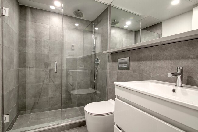 Building Photo - 3460 Rue Peel