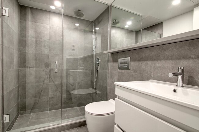 Photo du bâtiment - 3460 Rue Peel