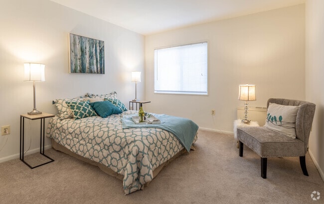 2BR, 1BA - 897 SF - Eudowood Towers