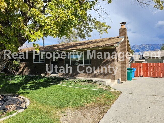 Foto del edificio - Detached Garage and New Carpet