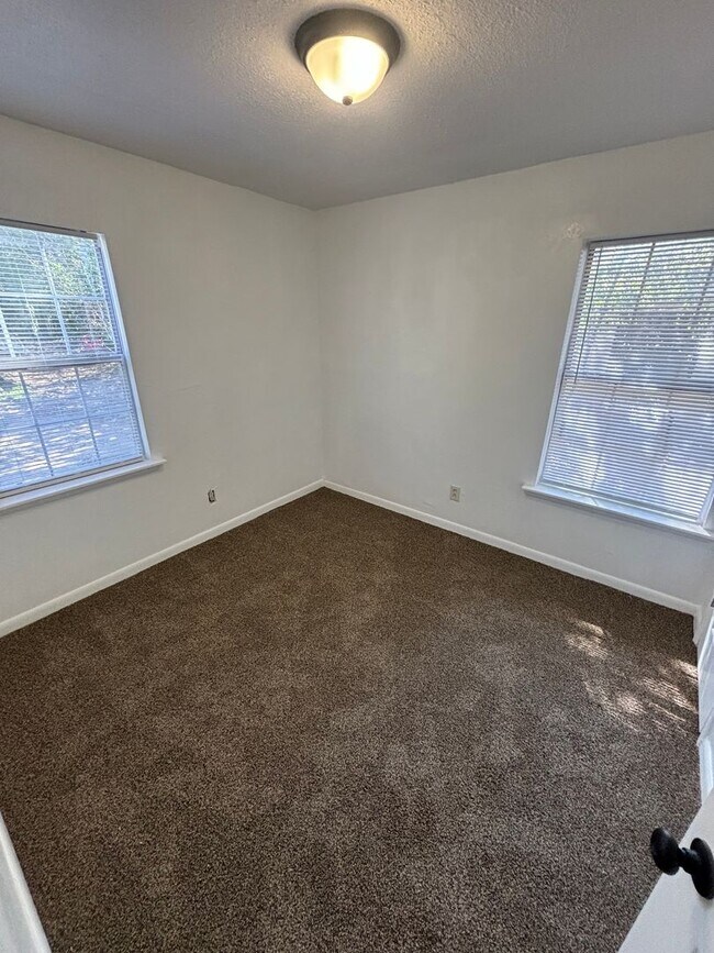 Foto del edificio - Freshly Renovated 3x1! Fully Fenced in Yar...