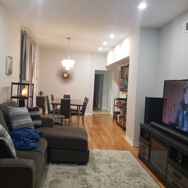 Building Photo - 2437 W Ainslie St