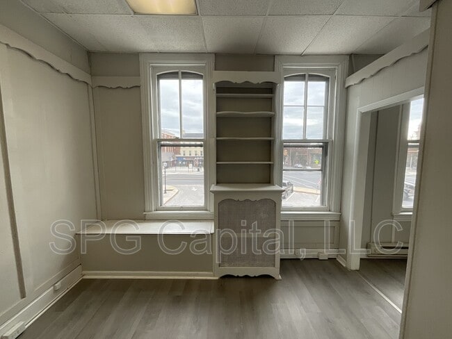 Building Photo - 8-12 Center Square