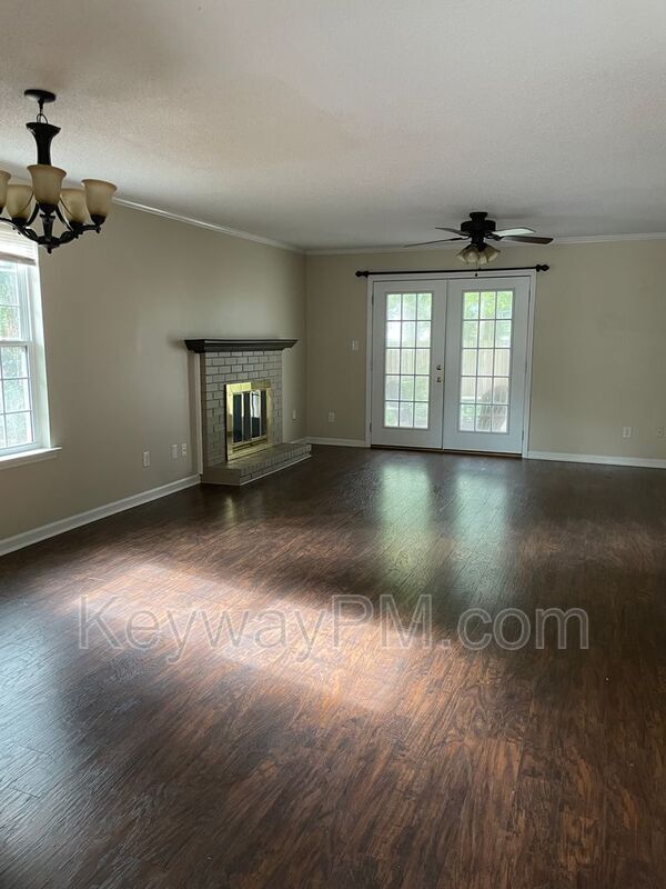 Foto del edificio - 2412 Deodara Dr