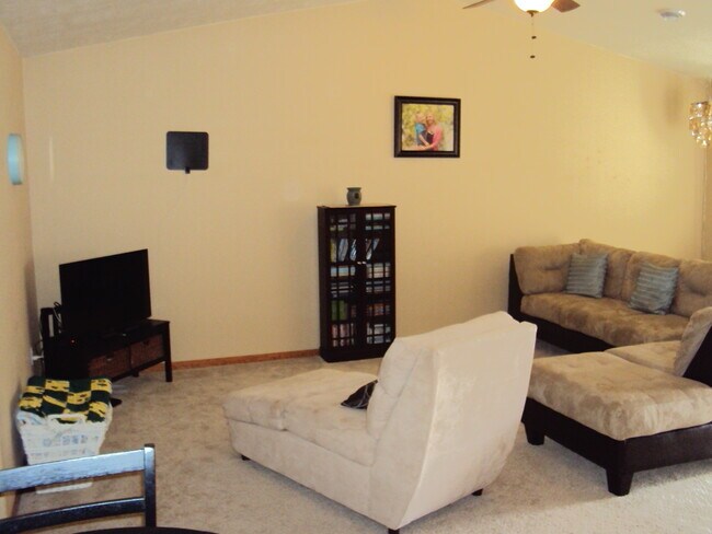 Living Room - 1004 N Main Ave