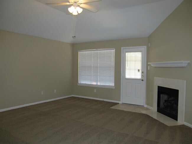 Foto del edificio - 2750 Hidden Spring Falls Dr
