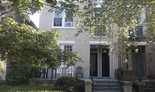 Building Photo - 2422 Stuart Ave