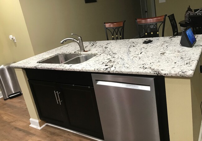 Island/Granite - 24 Mockingbird Ln